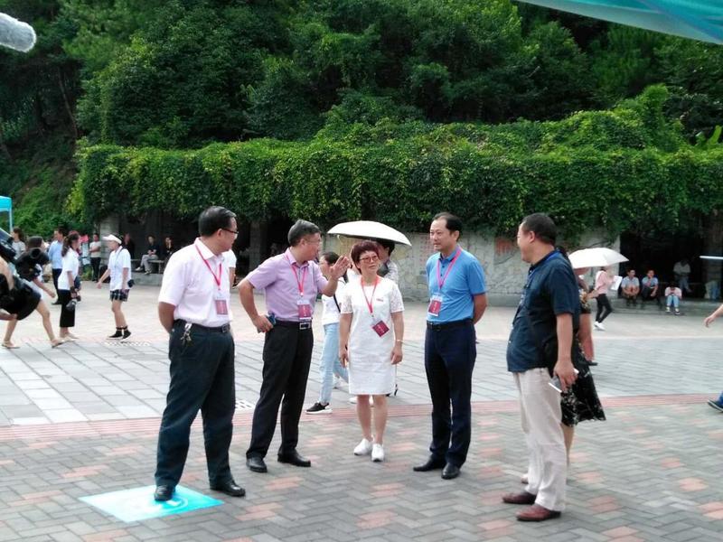 1 校领导一行亲临金年会诚信信誉至上迎新现场指导工作.jpg